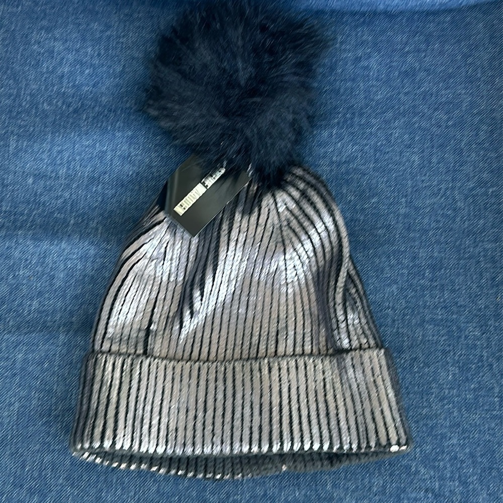 ☀️BOGO Item NWT Steve Madden Metallic Winter Beanie with Black Pom☀️